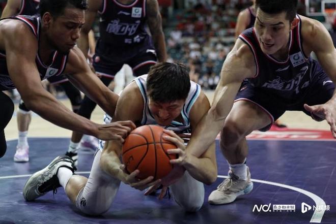 广州队发布备战花絮，转会期回应争议，CBA常规赛任务艰巨，身体对抗强度拉满的简单介绍